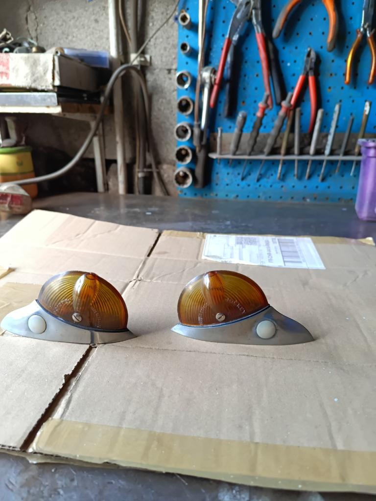 Feux clignotants RENAULT 4CV LesAnciennes.com