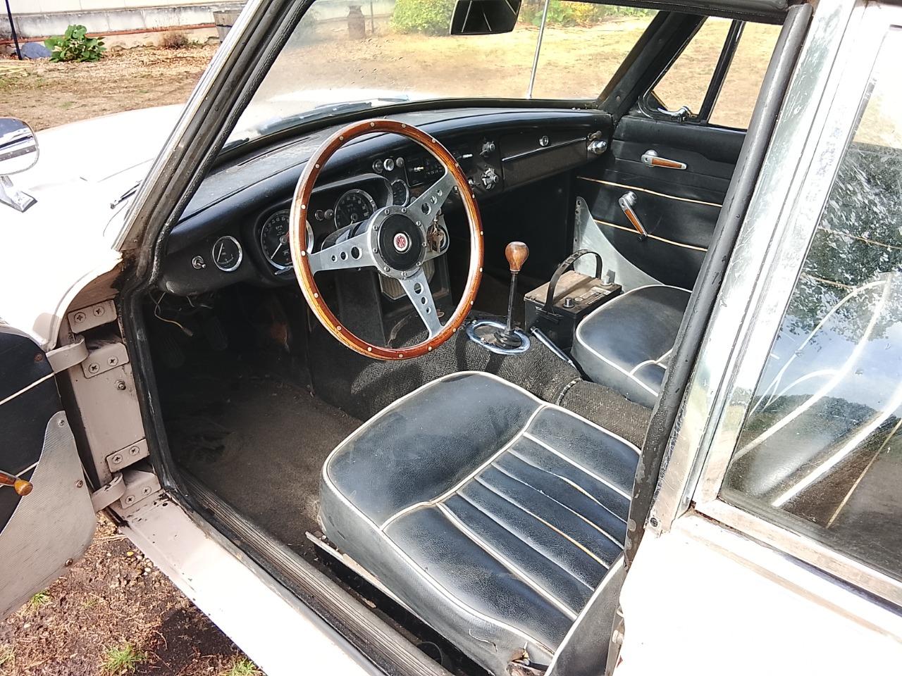 MG MGB Gt - 1967 LesAnciennes.com
