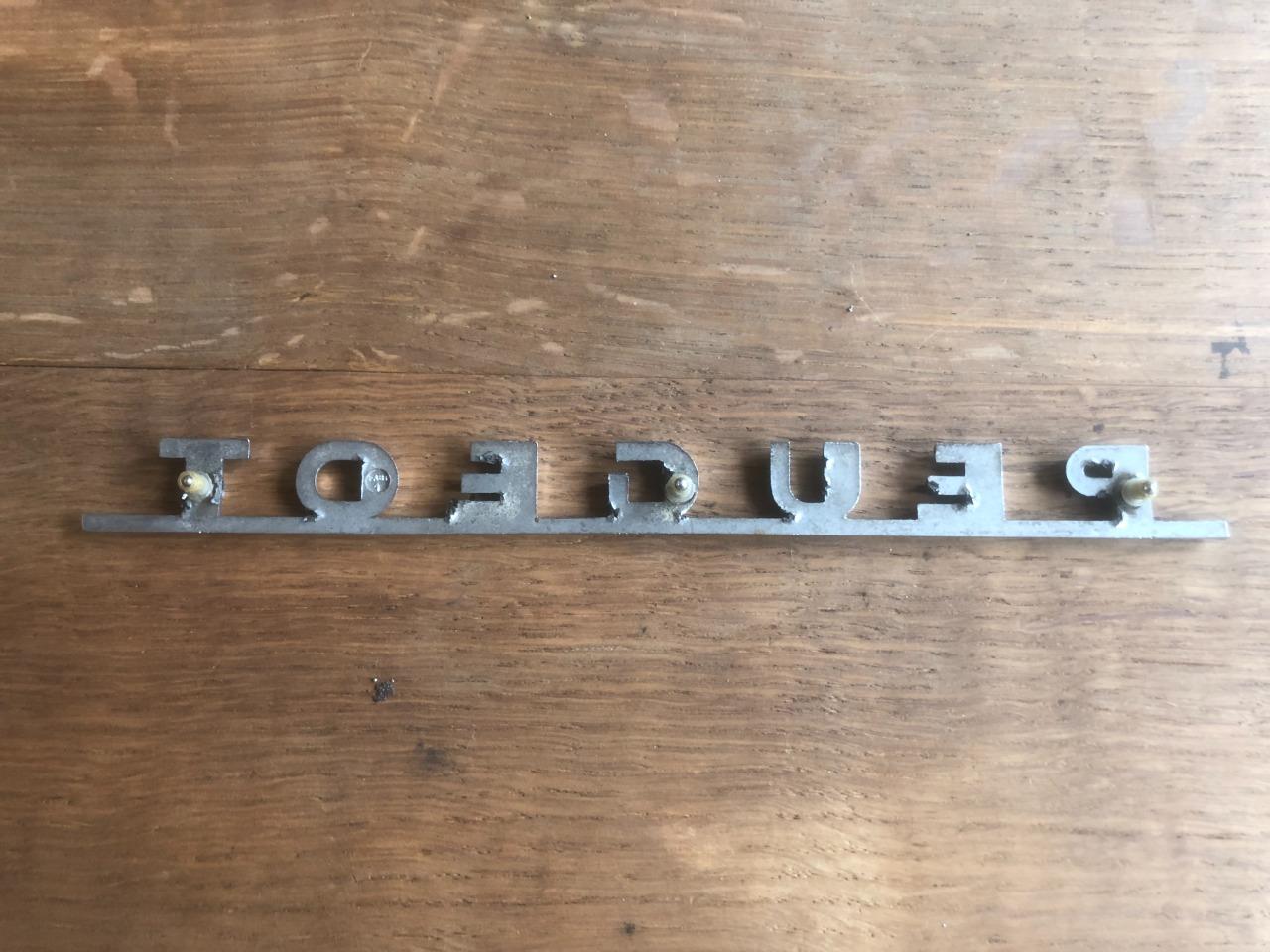 Logo coffre arrière "Peugeot" LesAnciennes.com
