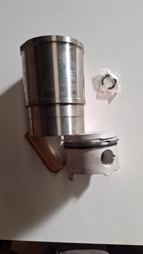 Kit chemise piston 2l Peugeot 504 carbu injection LesAnciennes.com