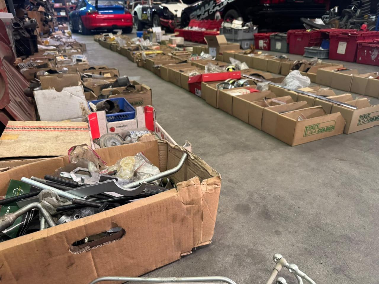 Lot de pièces PORSCHE 356 & 911 2.0 LesAnciennes.com