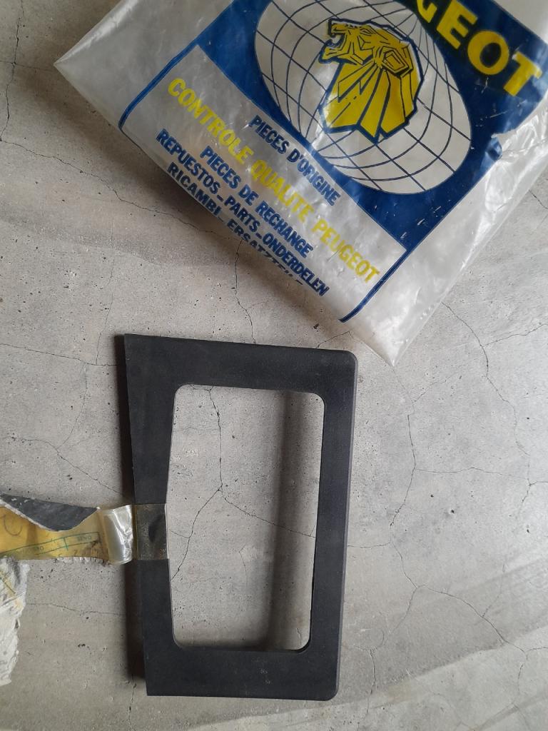 Entourage protection levier de vitesse Peugeot 504 LesAnciennes.com