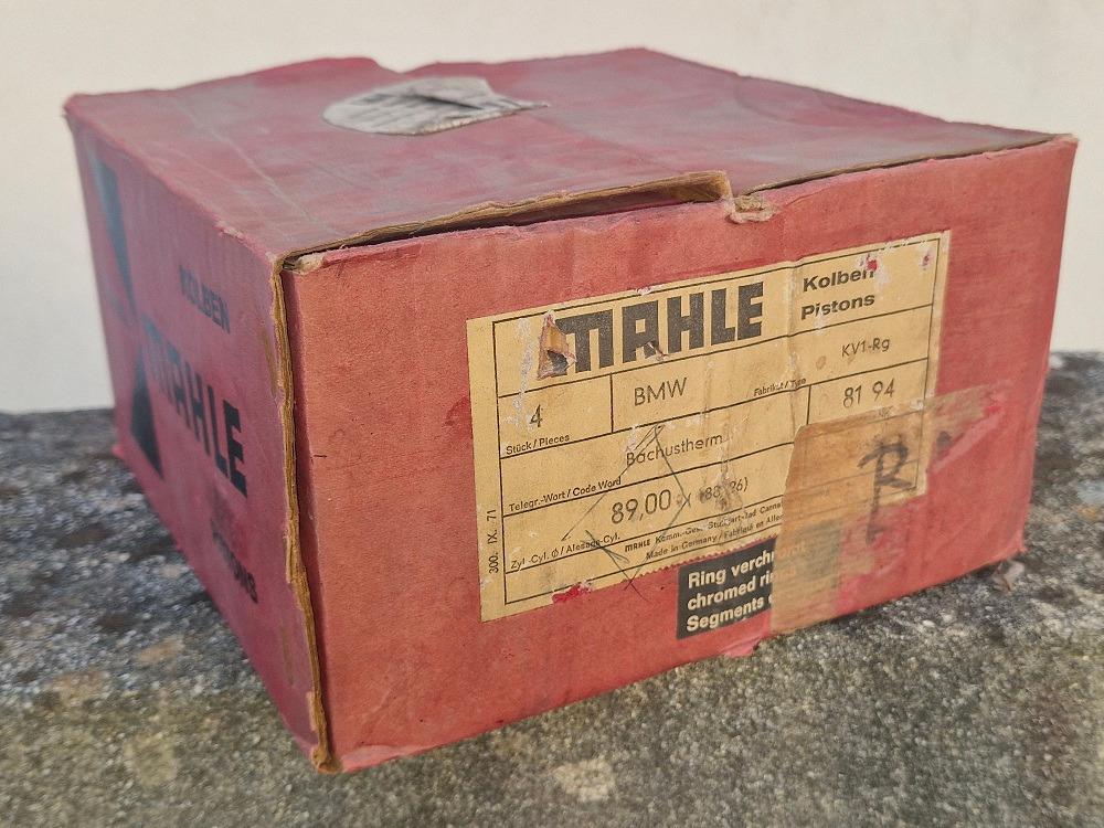 BMW 2002 TI - kit 4 pistons MAHLE neufs NOS LesAnciennes.com