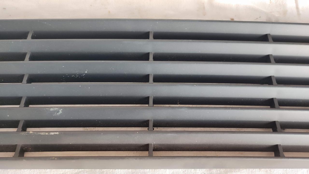Grille arrière entre feux pour Renault Alpine A610 LesAnciennes.com