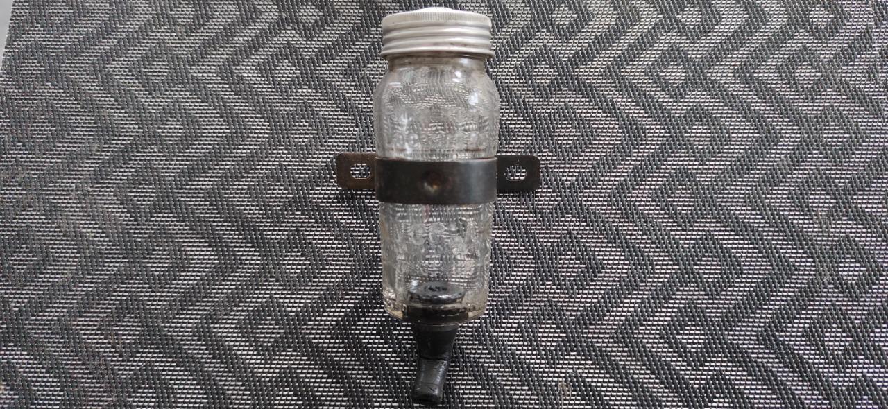 Bocal de liquide de freins RENAULT 8 (R8) R10 LesAnciennes.com