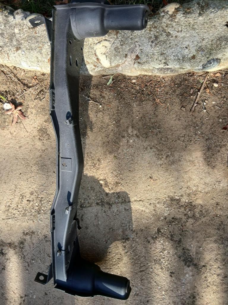 Traverse arrière Renault Dauphine LesAnciennes.com