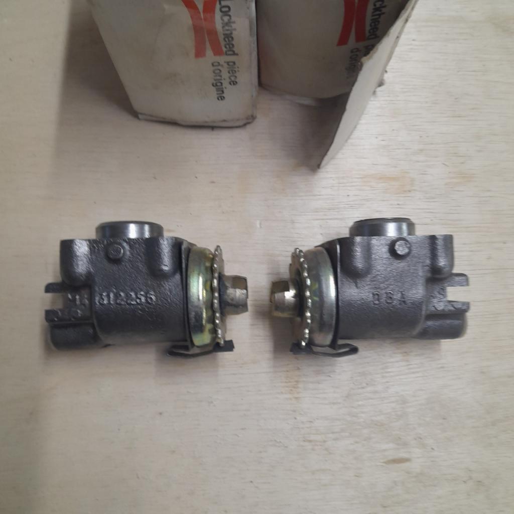 PEUGEOT D4 B cylindre de roue LesAnciennes.com