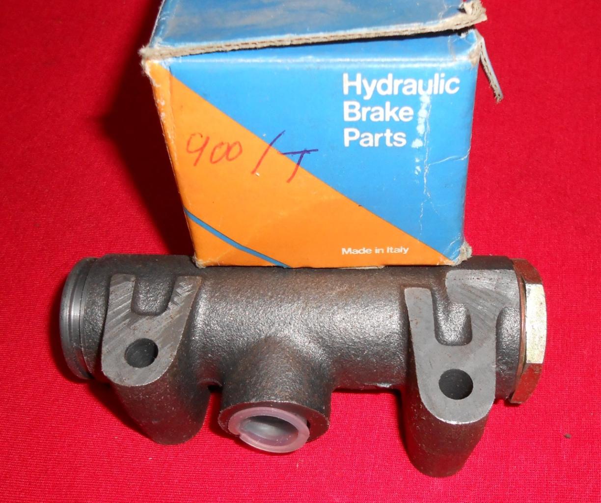 FIAT 900 t pompe de frein LesAnciennes.com