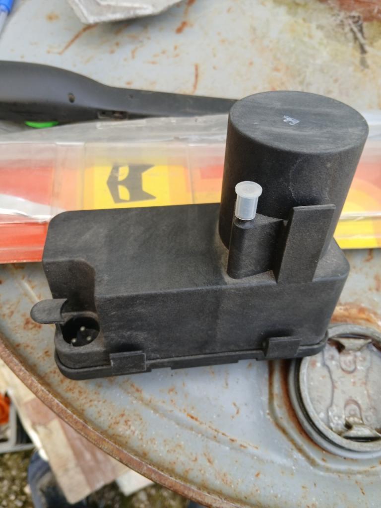 Pompe air MERCEDES W 126 LesAnciennes.com