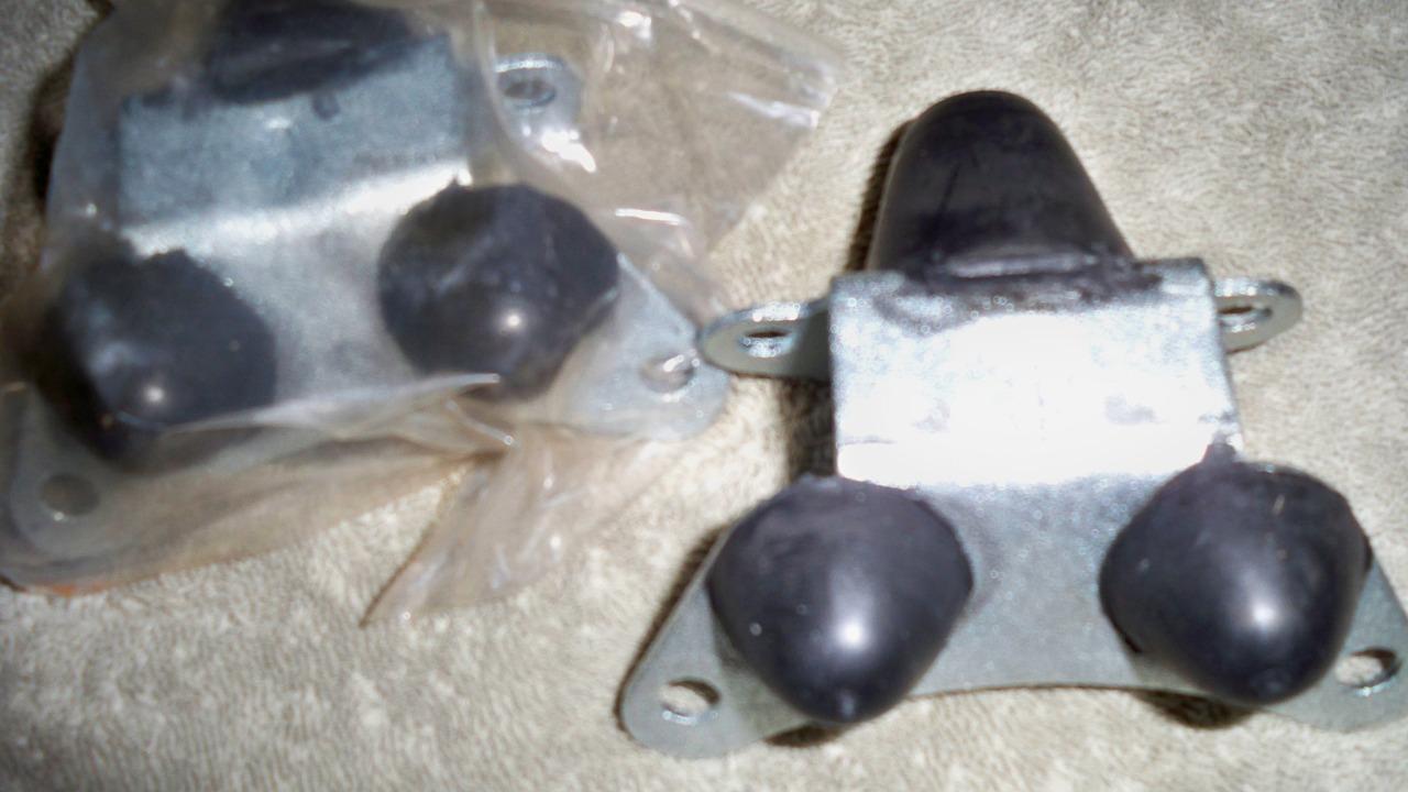 Pièces MG MGB paire de butées anti rebond LesAnciennes.com