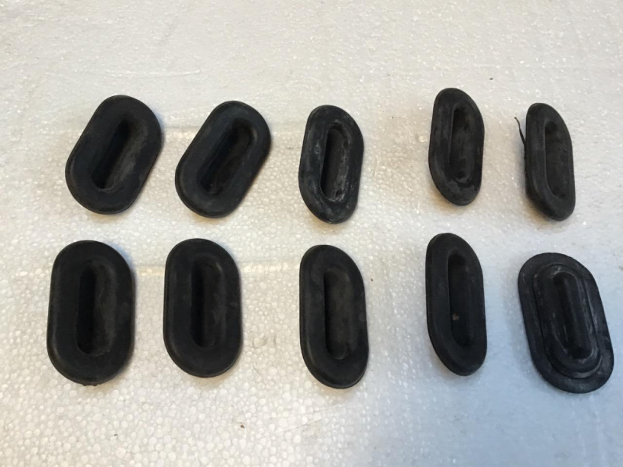 BOUCHONS CAOUTCHOUC OVALE PLANCHER LesAnciennes.com