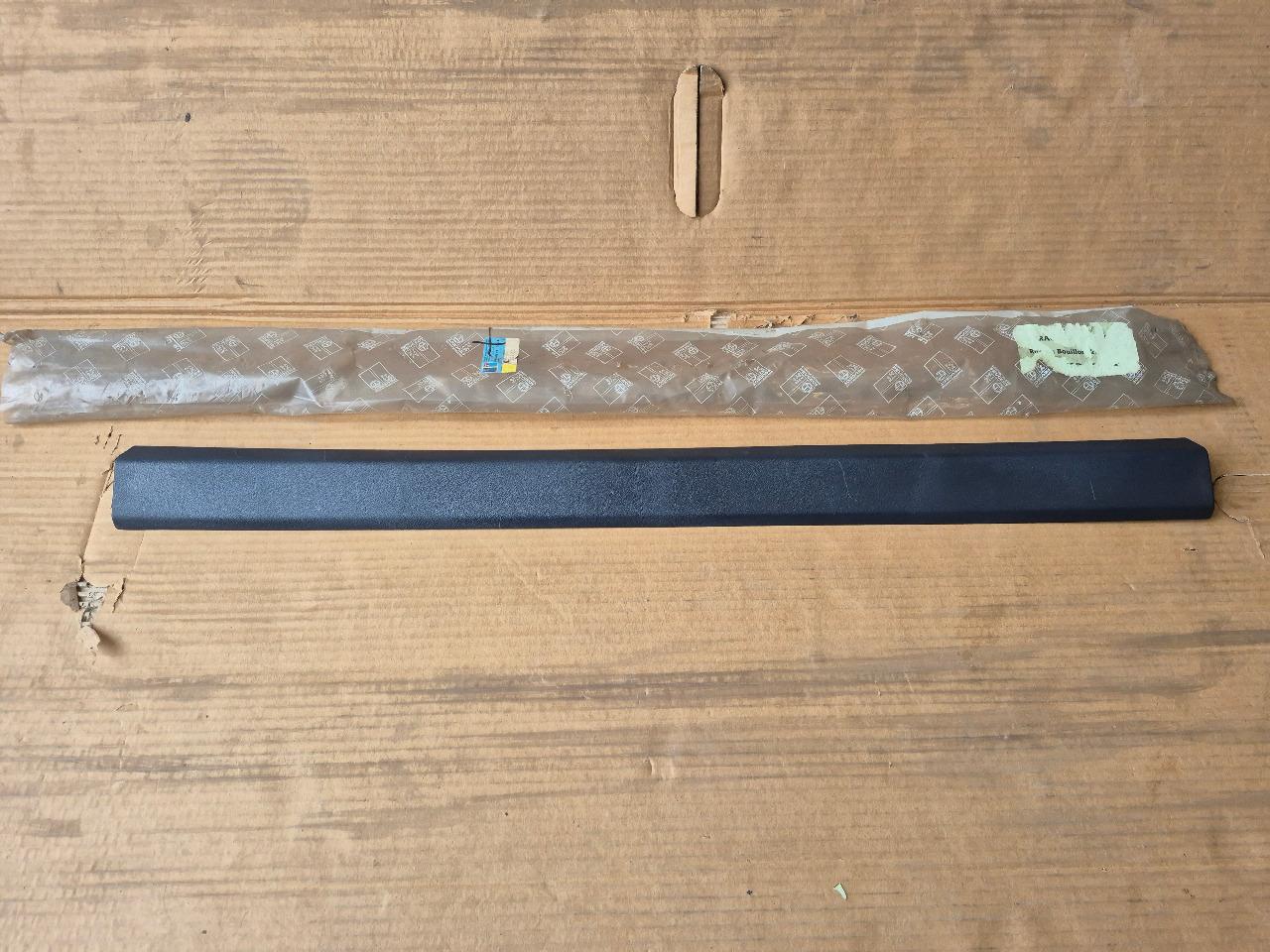 Garniture Pavillon AR PEUGEOT 405 LesAnciennes.com