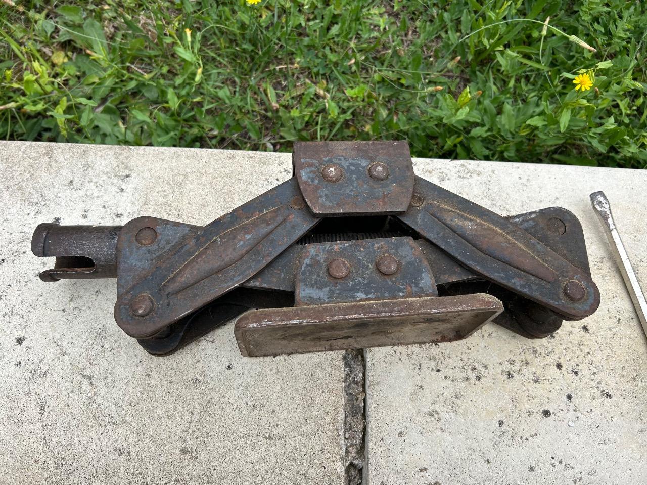 Cric ancien avec sa manivelle LesAnciennes.com