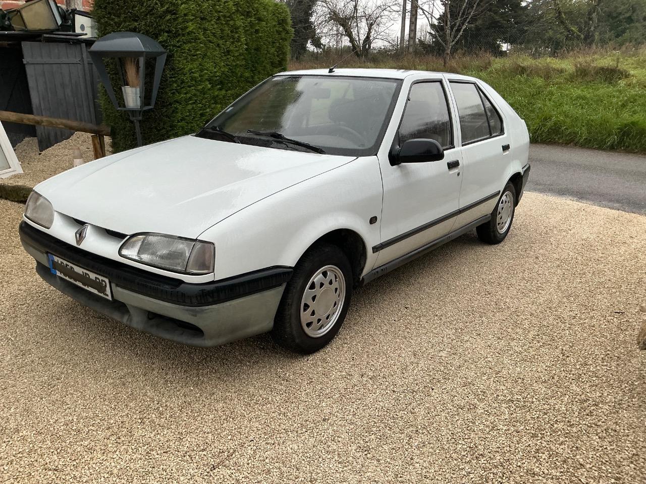 RENAULT 19 (R19) Europa - 1995 LesAnciennes.com
