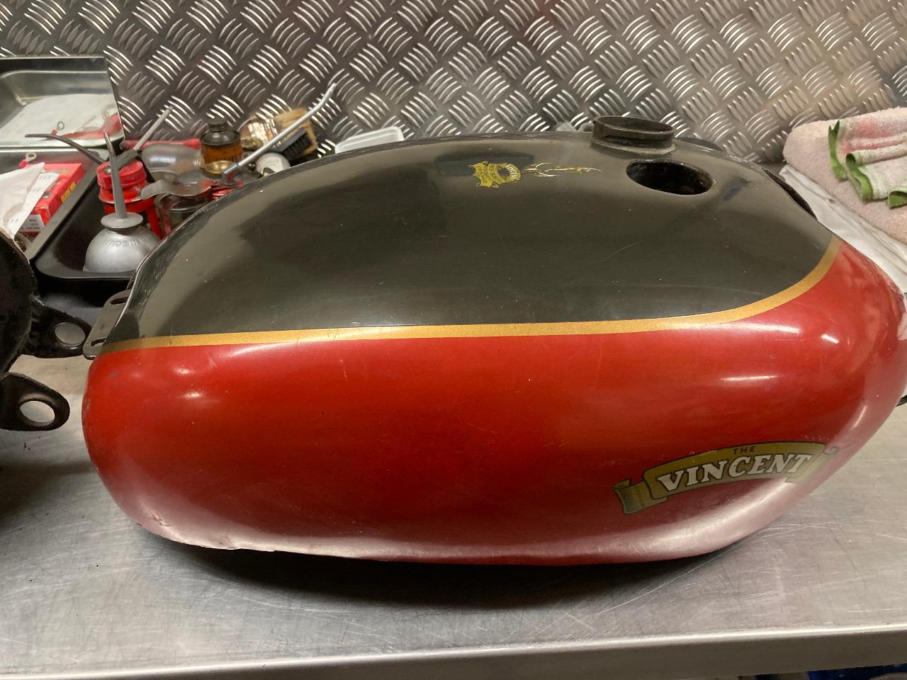 Réservoir Vincent rouge LesAnciennes.com