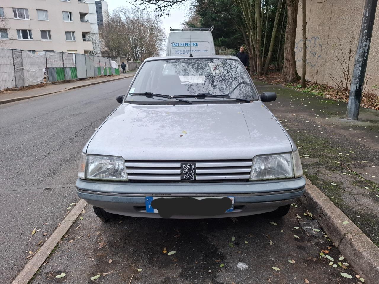 PEUGEOT 205 Sacré numéro - 1995 LesAnciennes.com