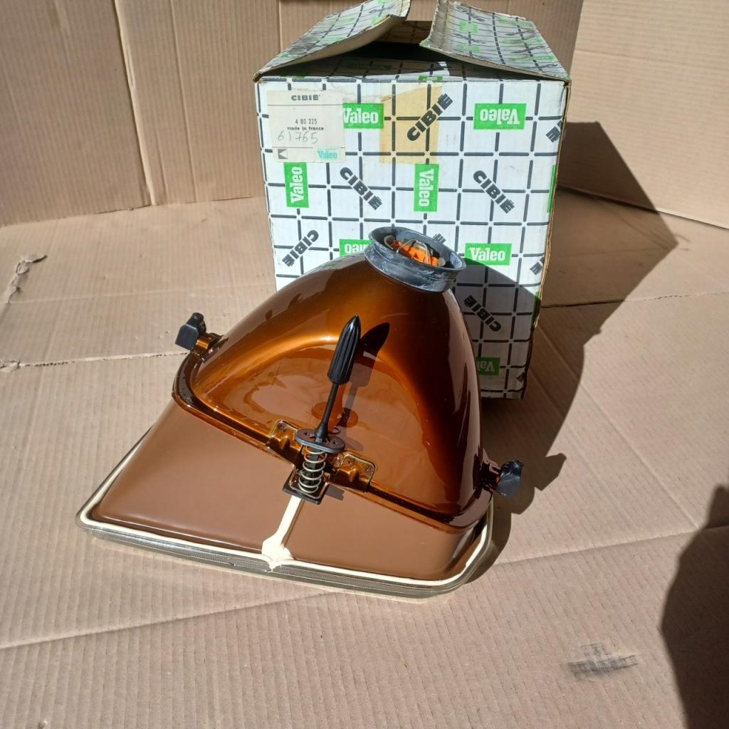 Phare avant gauche H4 Renault R20 neuf LesAnciennes.com