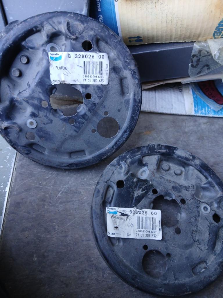 Flasques RENAULT 4 (R4) LesAnciennes.com