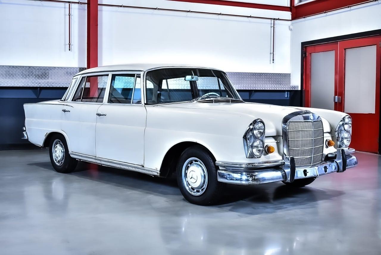 1963 Mercedes-Benz 220 SEB (W111 - Heckflosse) Sed LesAnciennes.com