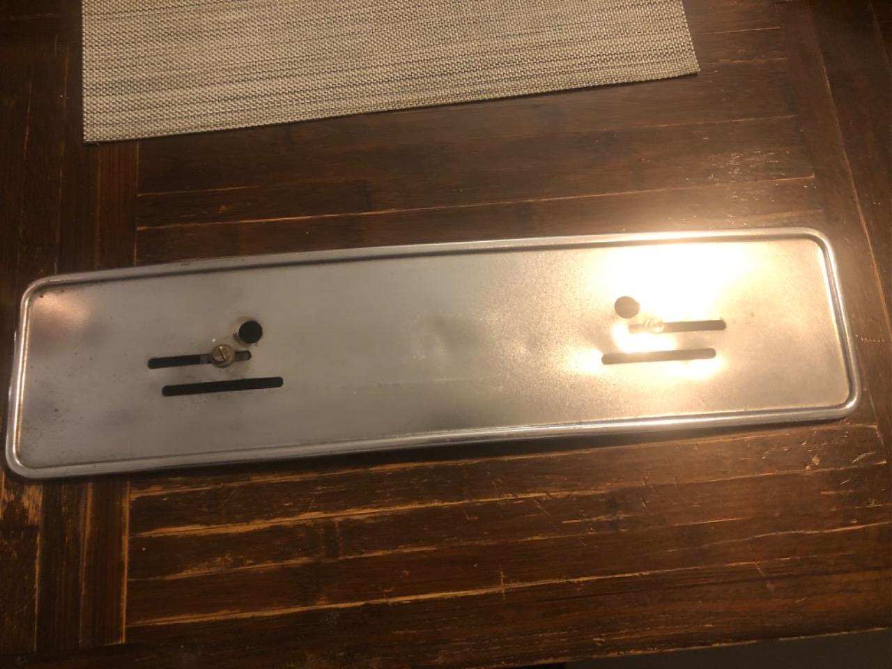 Porte plaque avant MERCEDES W123 w 123 LesAnciennes.com