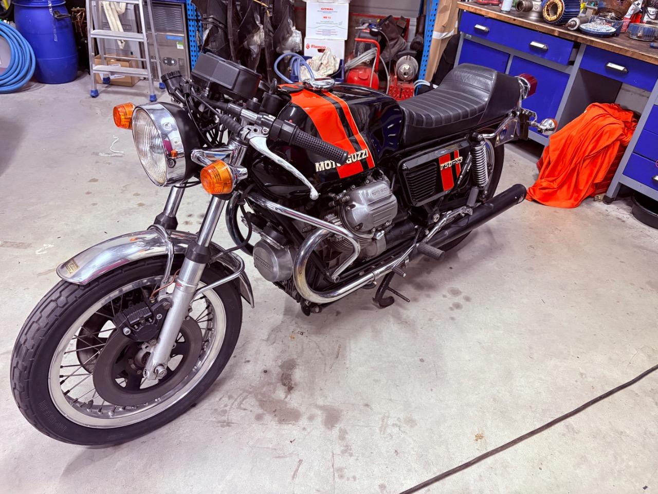 MOTO GUZZI V7 S - 1976 LesAnciennes.com