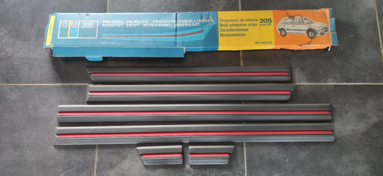 Baguettes accessoires PEUGEOT 205 look GTI LesAnciennes.com