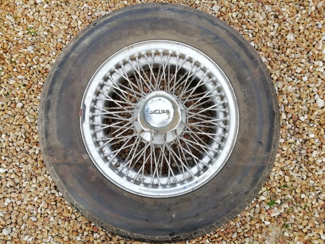 Ailes coffre pare brise JAGUAR Type E cabriolet LesAnciennes.com