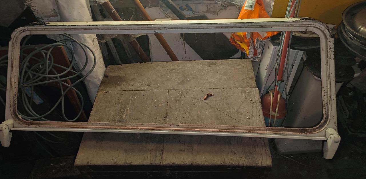 Baie pare brise LAND ROVER 90 LesAnciennes.com