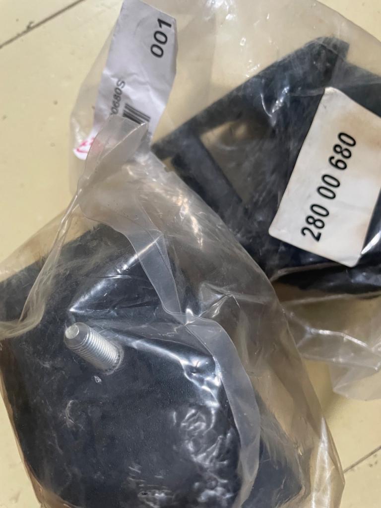 Supports moteur ALFA ROMEO Giulia Spider 1600 LesAnciennes.com