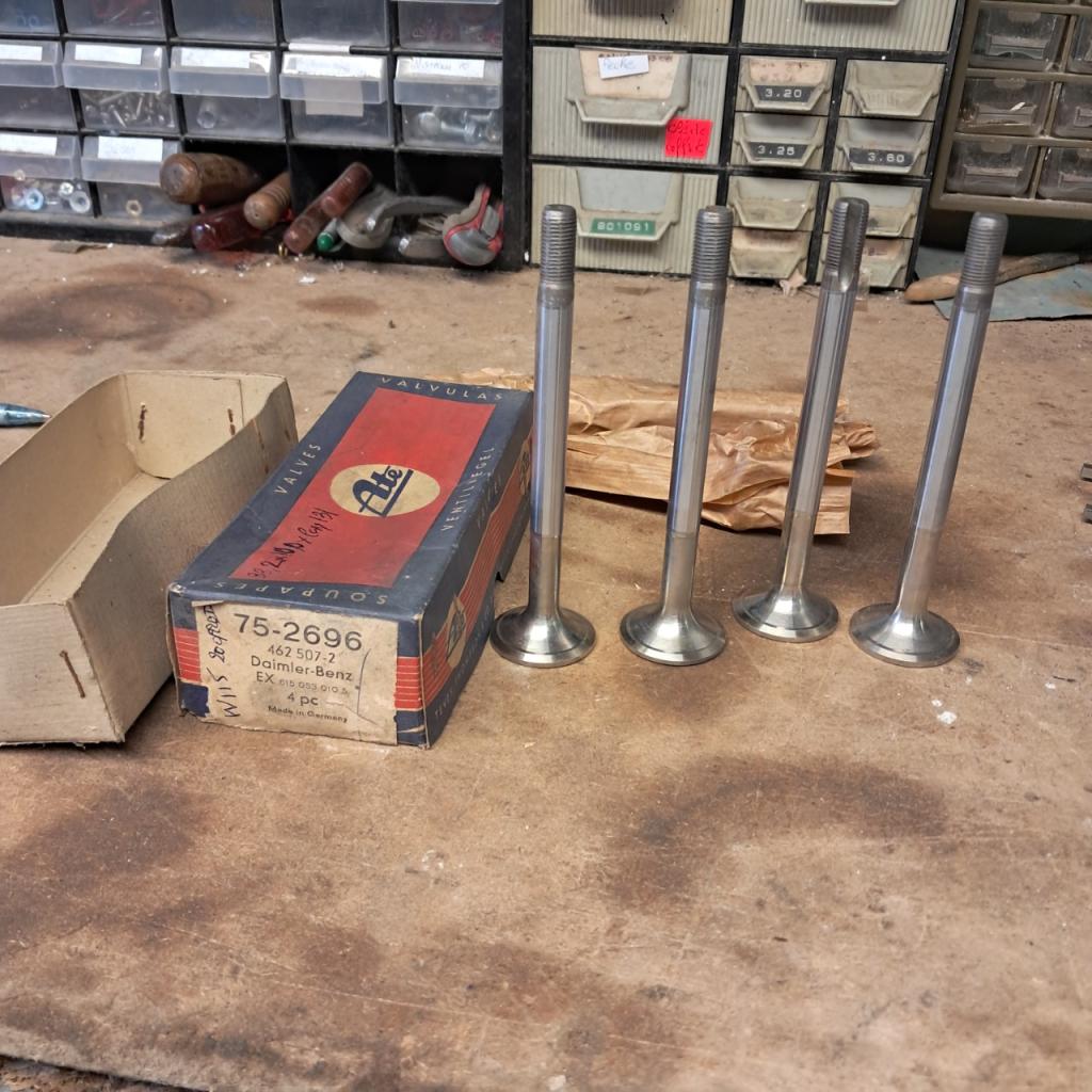 4 soupapes MERCEDES 200/220 D 33,2x10x long 131mm LesAnciennes.com