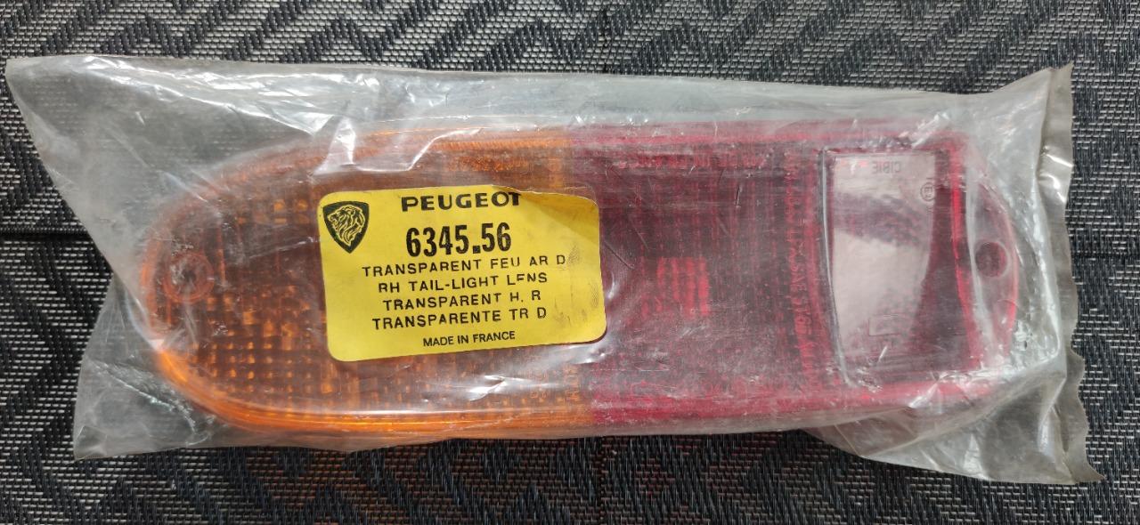 Feu arrière droit PEUGEOT 204 coupé cabriolet LesAnciennes.com