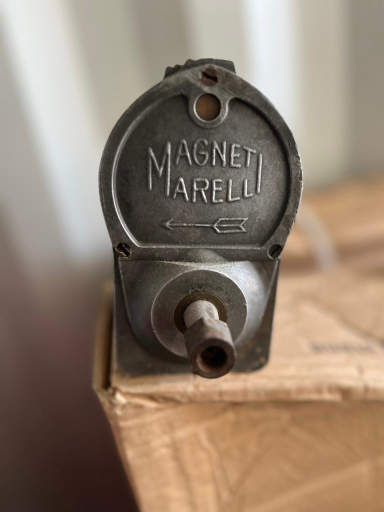 Magnéto MARELLI 4 cyiindres LesAnciennes.com