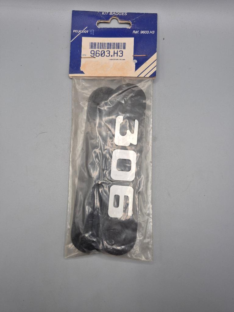 Monogramme Bavette PEUGEOT 306 LesAnciennes.com