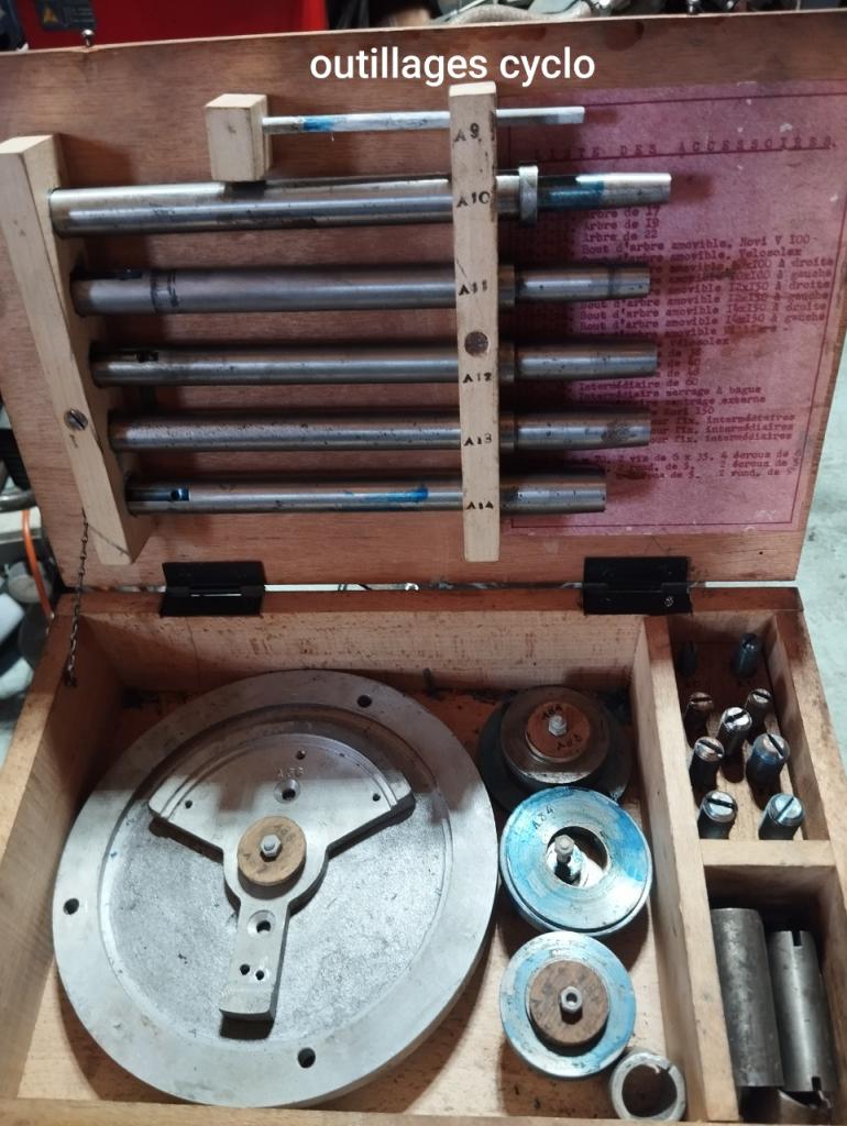 Valisette d'outils pour cyclomoteurs LesAnciennes.com