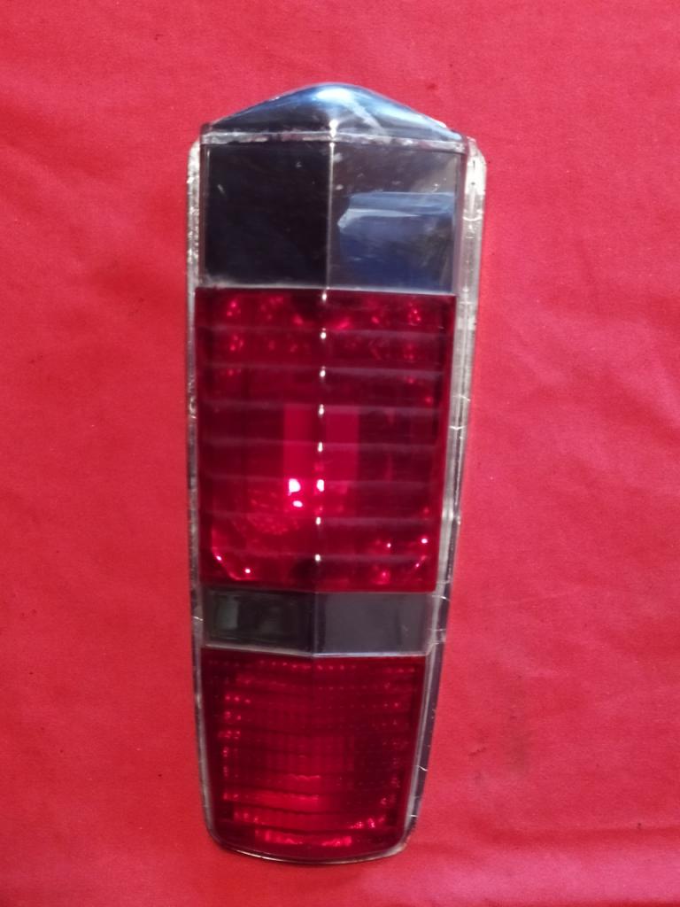 Cabochon de feu arrière Citroën DS Pallas de 1969 LesAnciennes.com