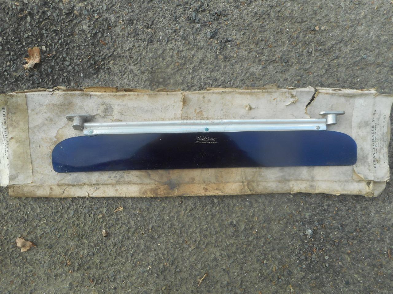 Pare-soleil VOILAZUR rhodoïd bleu neuf d'époque LesAnciennes.com