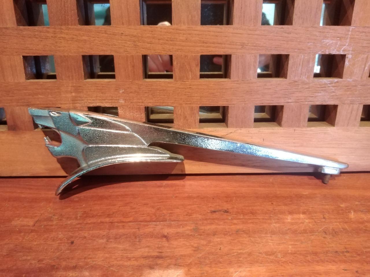 Mascotte PEUGEOT 403 LesAnciennes.com