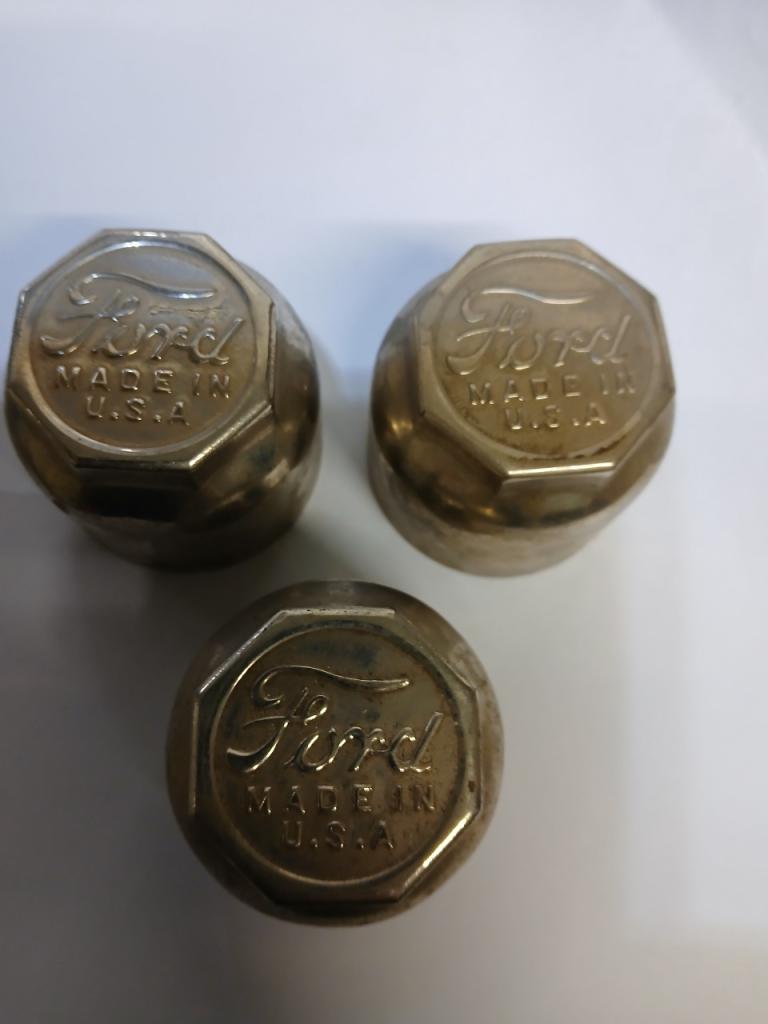 Bouchons de moyeux LesAnciennes.com