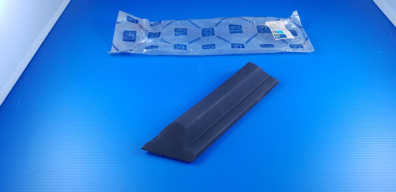 Protecteur enjoliveur d’aile AVG PEUGEOT 305 LesAnciennes.com