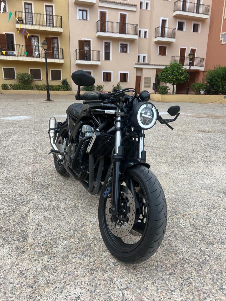 YAMAHA FZ 600 FZS600 Cafe Racer - 2001 LesAnciennes.com
