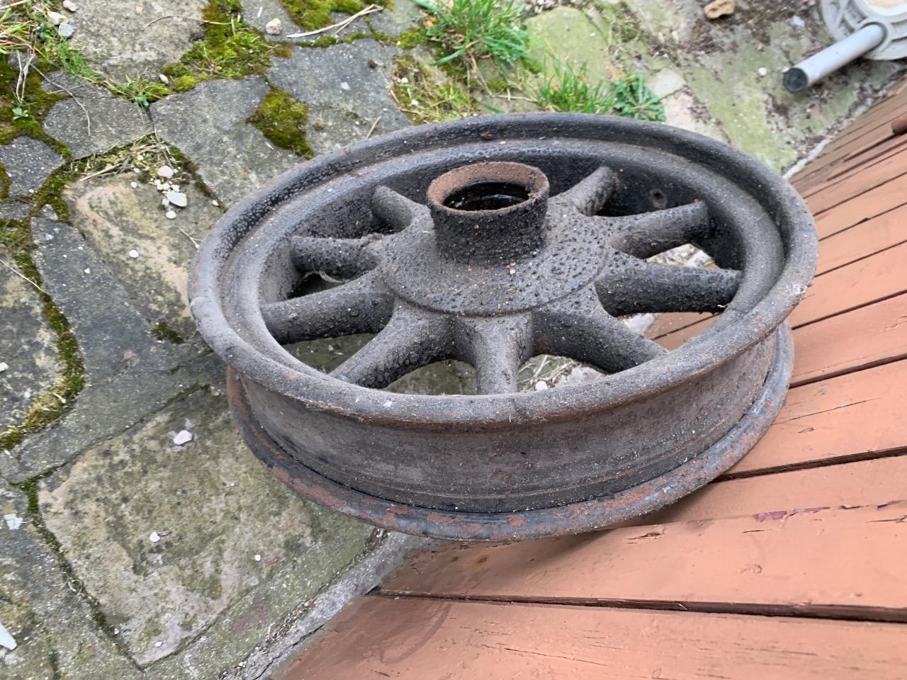 Vend roues à rayons bois anciennes LesAnciennes.com