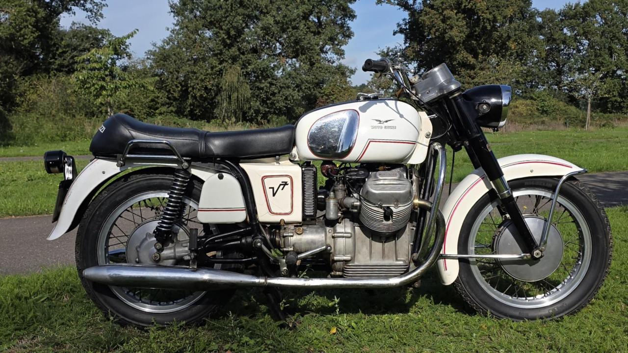1968 Moto Guzzi V7 first serie LesAnciennes.com