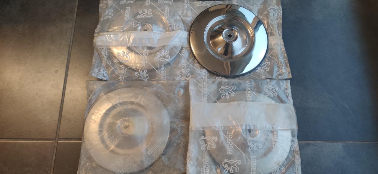 Enjoliveurs de roues PEUGEOT 504 LesAnciennes.com