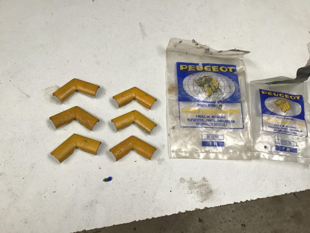 CLES D’ENJOLIVEUR PARE BRISE LUNETTE AR PEUGEOT LesAnciennes.com