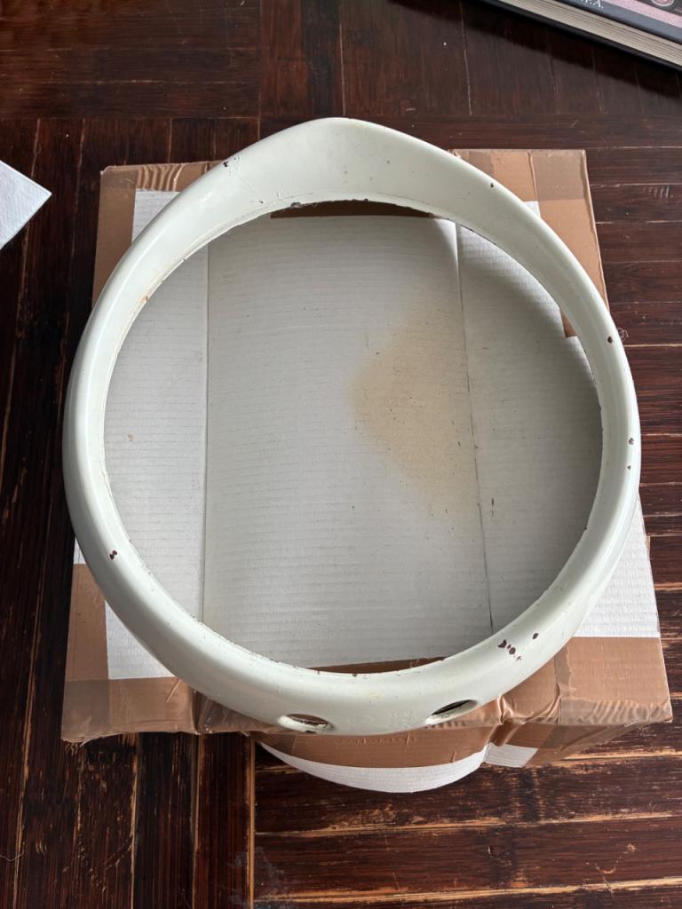 Enjoliveur cercle de phares PEUGEOT 404 LesAnciennes.com