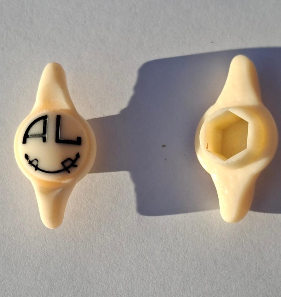 Boutons à oreilles avance allumage PEUGEOT 402 LesAnciennes.com