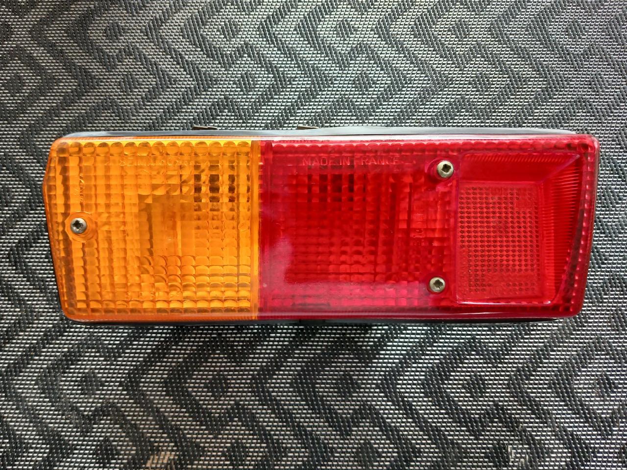 Feu arrière gauche RENAULT 12 (R12) LesAnciennes.com