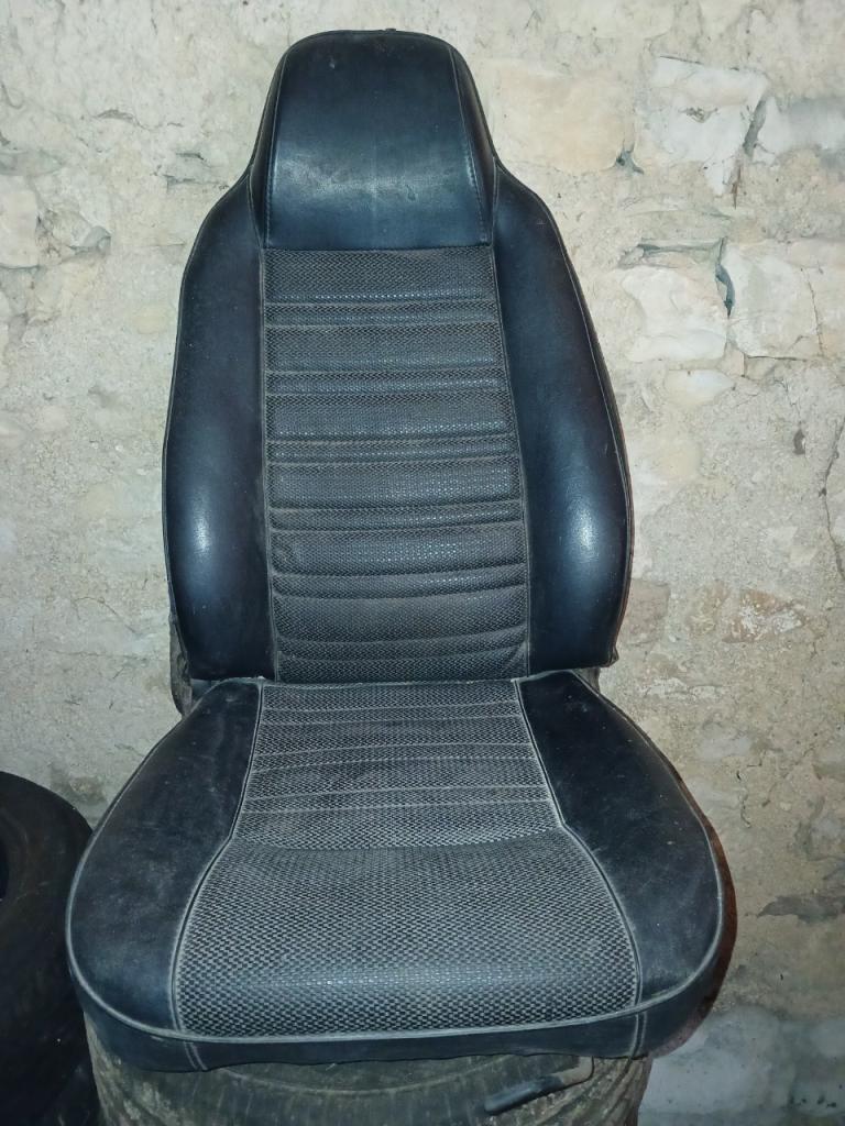 Siège droit TOYOTA Celica TA22 TA23 TA28 RA28 LesAnciennes.com