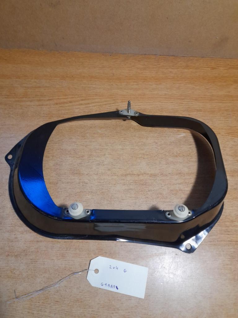 Platine support de phare gauche Peugeot 204 LesAnciennes.com