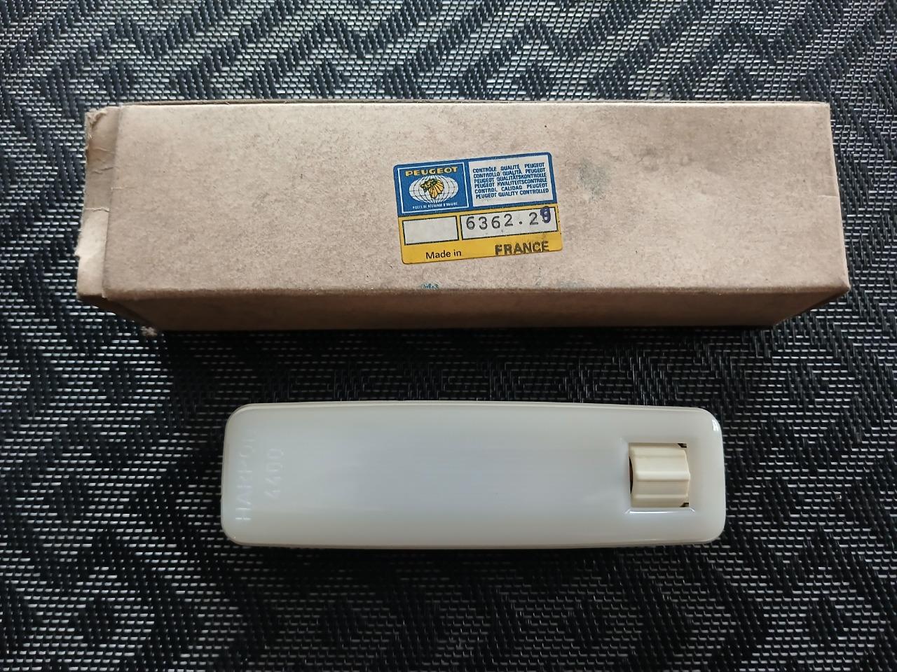 Plafonnier PEUGEOT 104 LesAnciennes.com